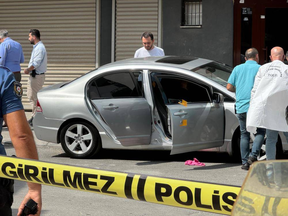 Ağabey ve kardeşine otomobilde silahlı saldırı: 1 ölü, 1 yaralı 4